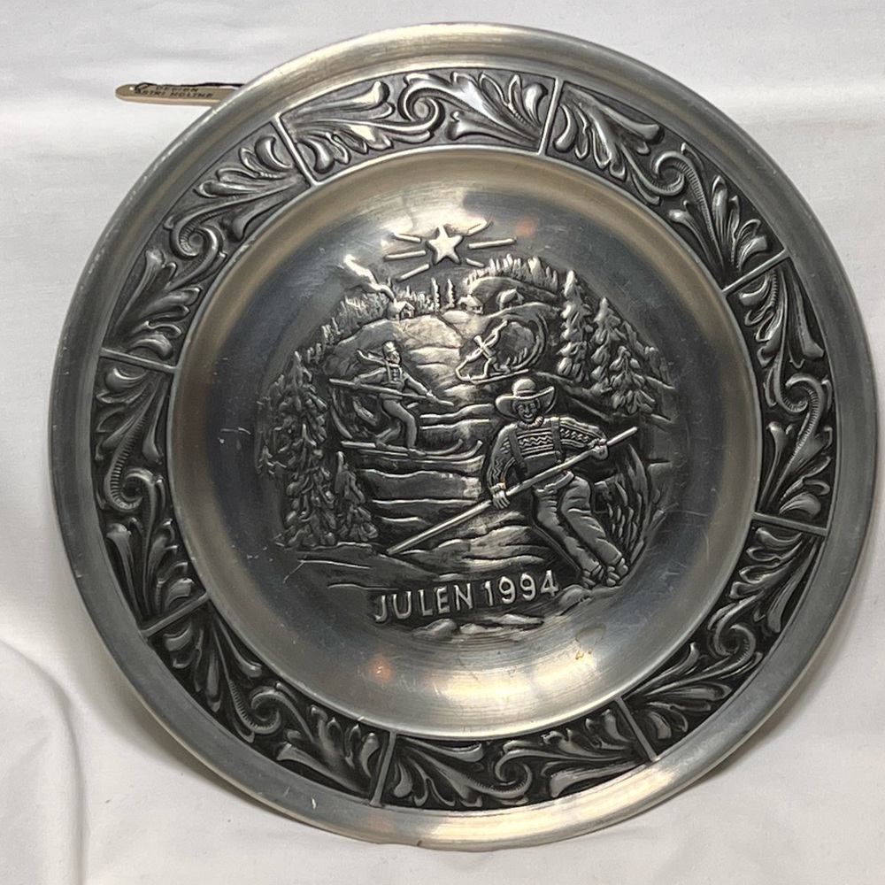 Astri Holthe pewter Julen 1994 plate dish god Jul Christmas skiing ski design